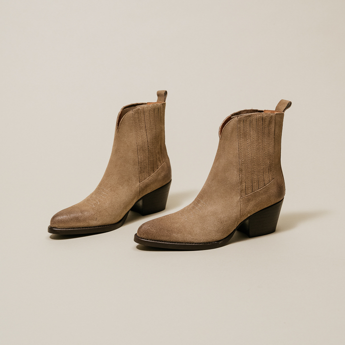 Boots pointus à talons et surpiqûres  en croute taupe