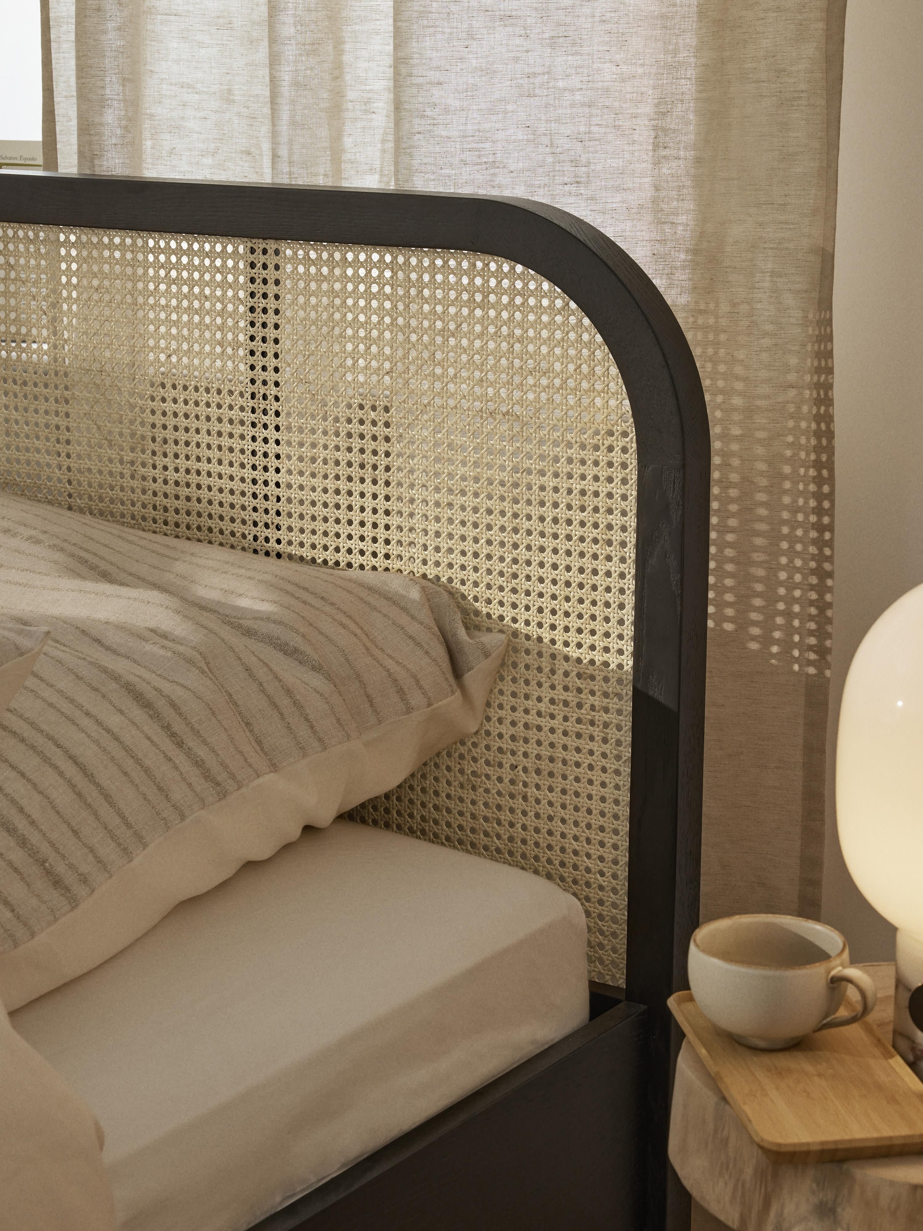 Houten bed Jones met hoofdeinde van Weens vlechtwerk