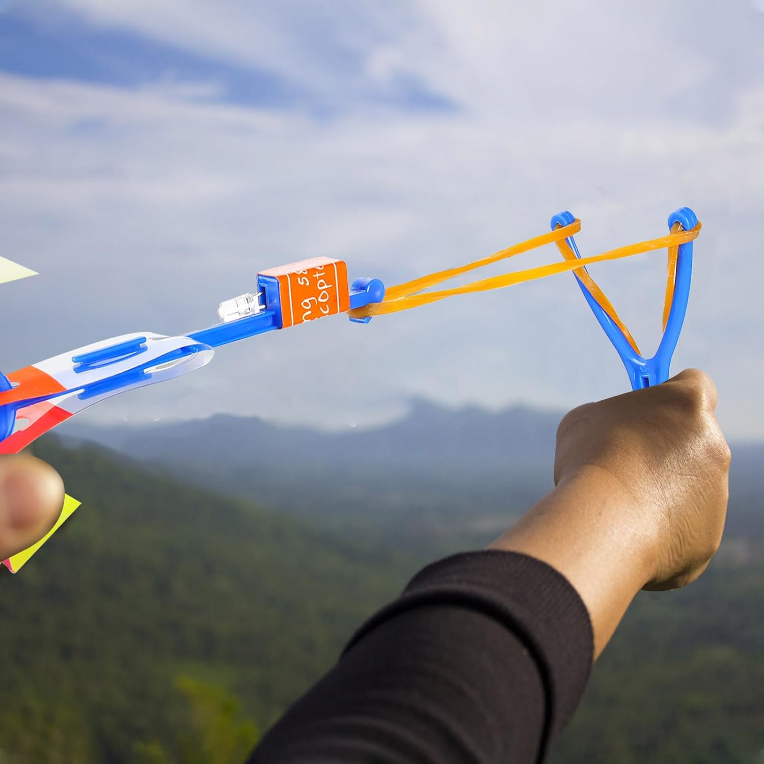 (13cm) Fliegendes Kinder Spielzeug Wurf Schleuder Spiel Raketen Katapult Licht mit LED Beleuchtung (inkl. LR41 Batterien) - Assortiert