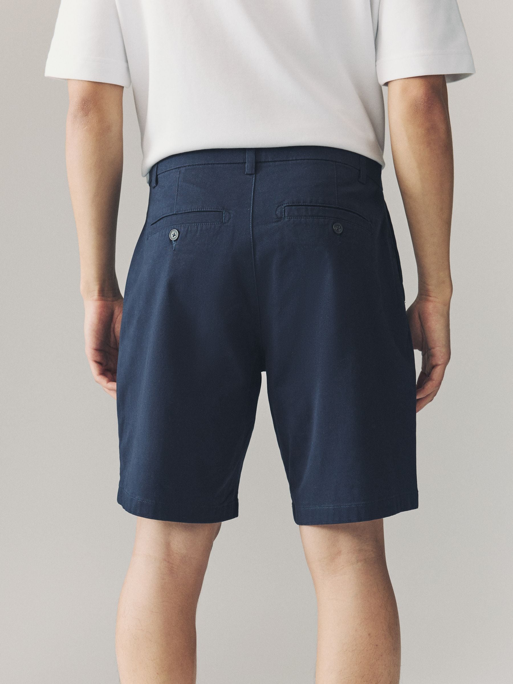 Marineblauw/kiezelkleurig - Ruimvallende pasvorm. - Set van 2 chinoshorts met stretch