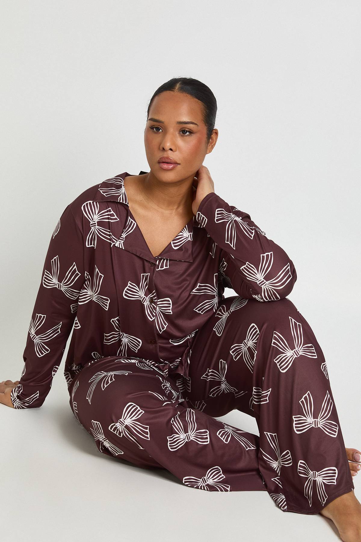 boohoo Chemise à manches longues à imprimé nœud Plus & ensemble pyjama pantalon