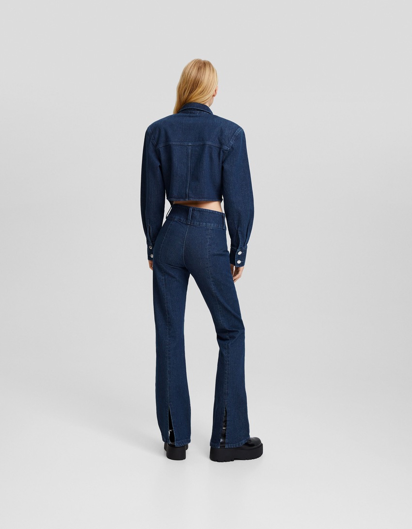 Calça jeans boca de sino com fenda