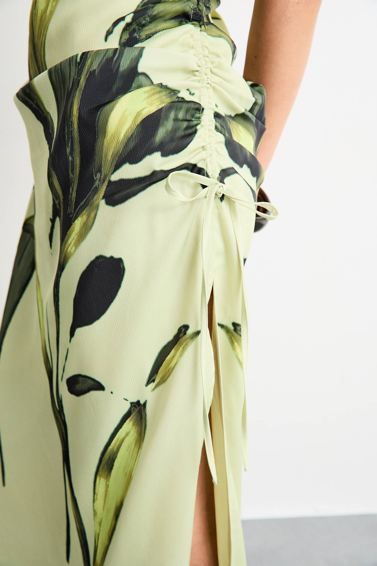 Warehouse Robe Midi Froncée en Satin Froissé à Imprimé Placement