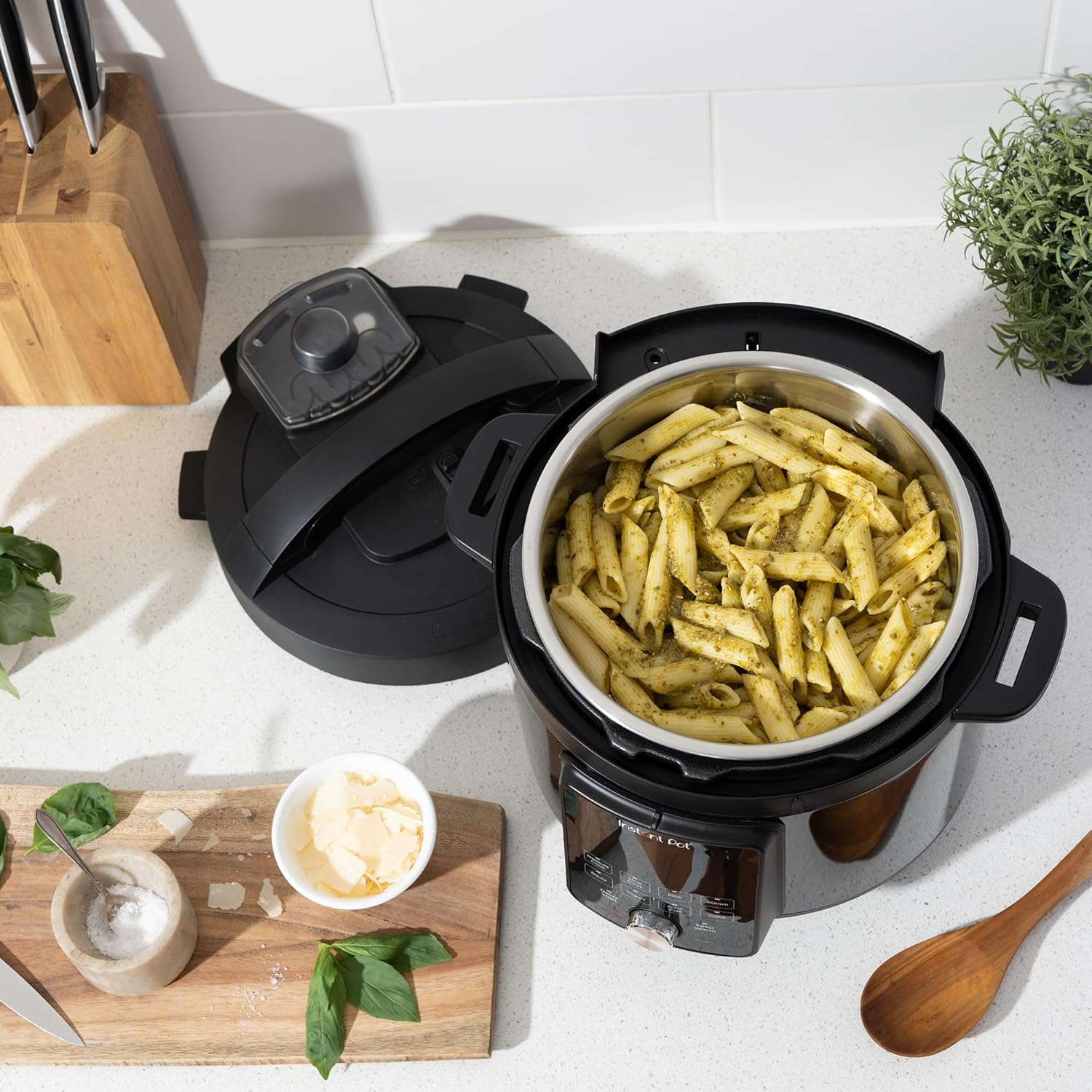 Instant Pot Duo Plus mit WhisperQuiet-Technologie, Multikocher 5,7 L – Schnellkochtopf, Schongarer, Reiskocher, Sauté-Pfanne, Joghurtbereiter, Warmhaltefunktion, Dampfgarer, Vakuumgarer, Kuchenbacken