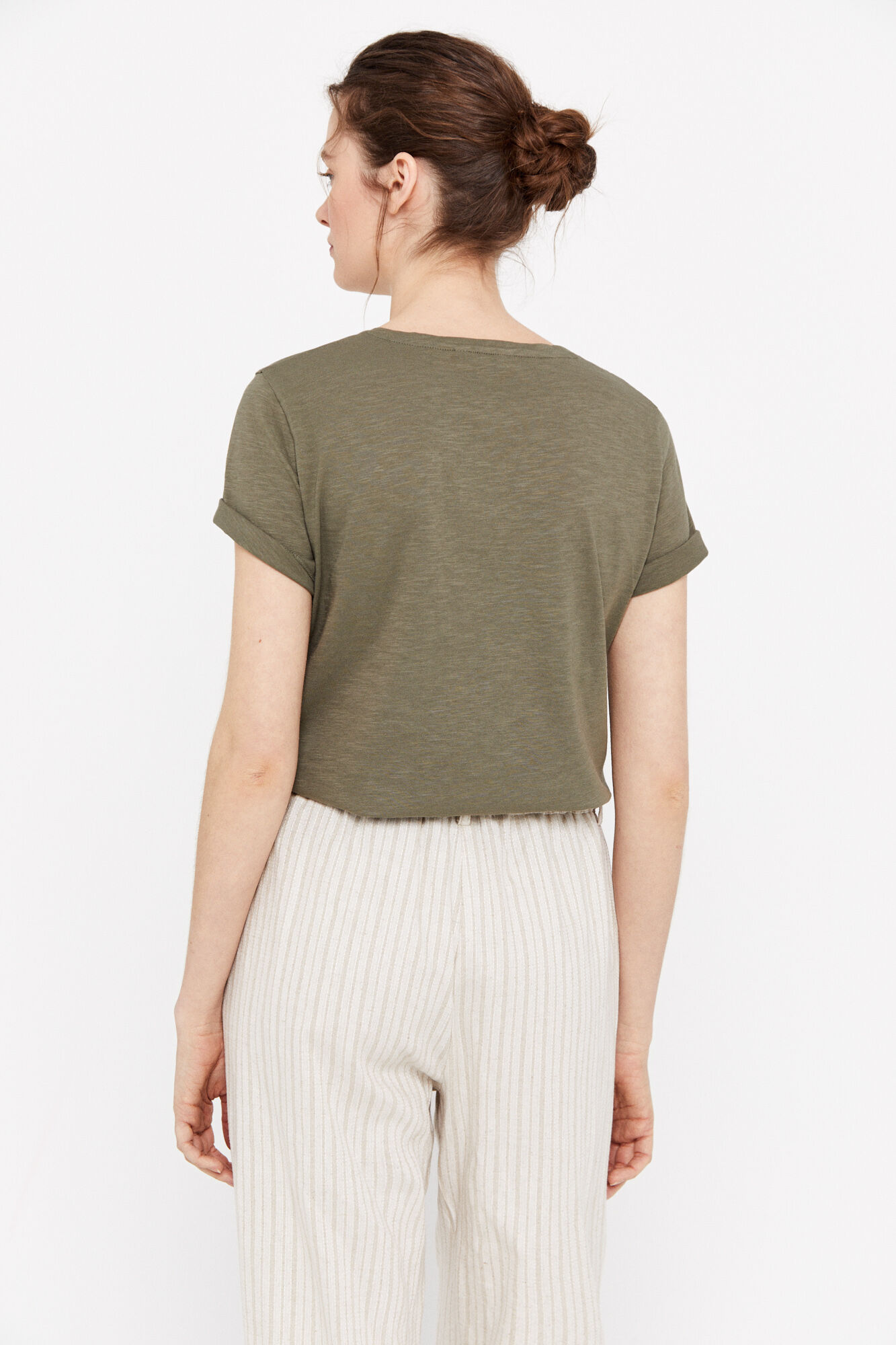 Camiseta com estampa de selva - Cáqui