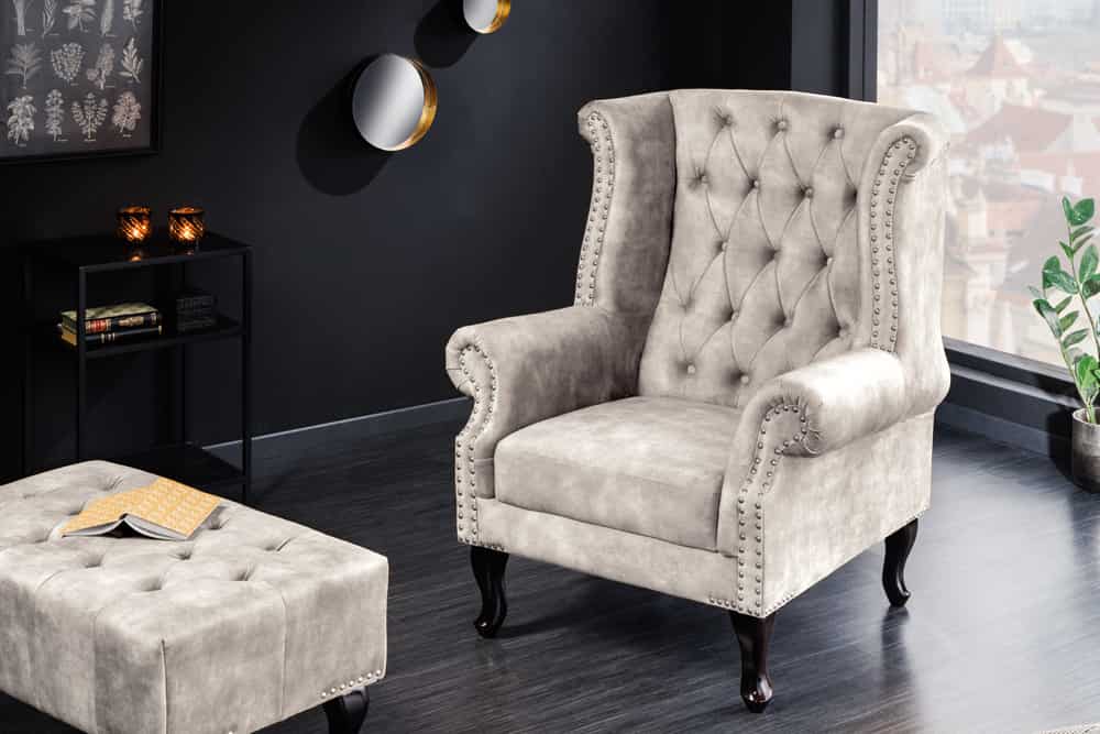 Design Ohrensessel CHESTERFIELD 105cm champagner beige Samt silber Ziernieten