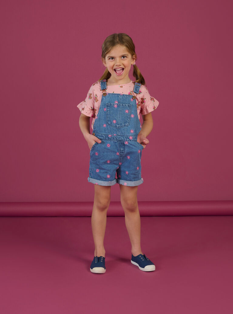 Salopette en jean bleue à broderies fleuries