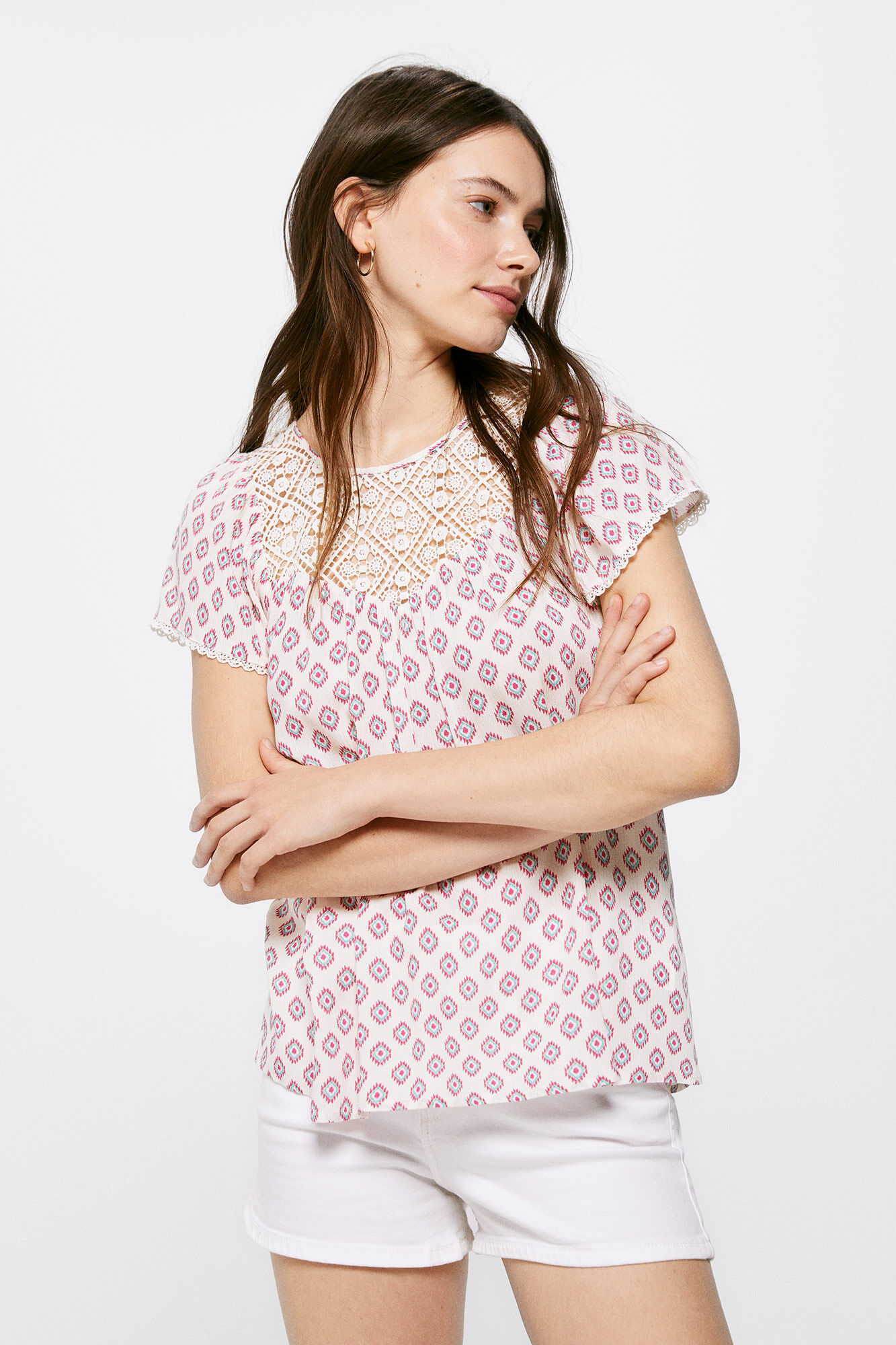 Blusa com detalhe de renda estampada no decote - Marrom