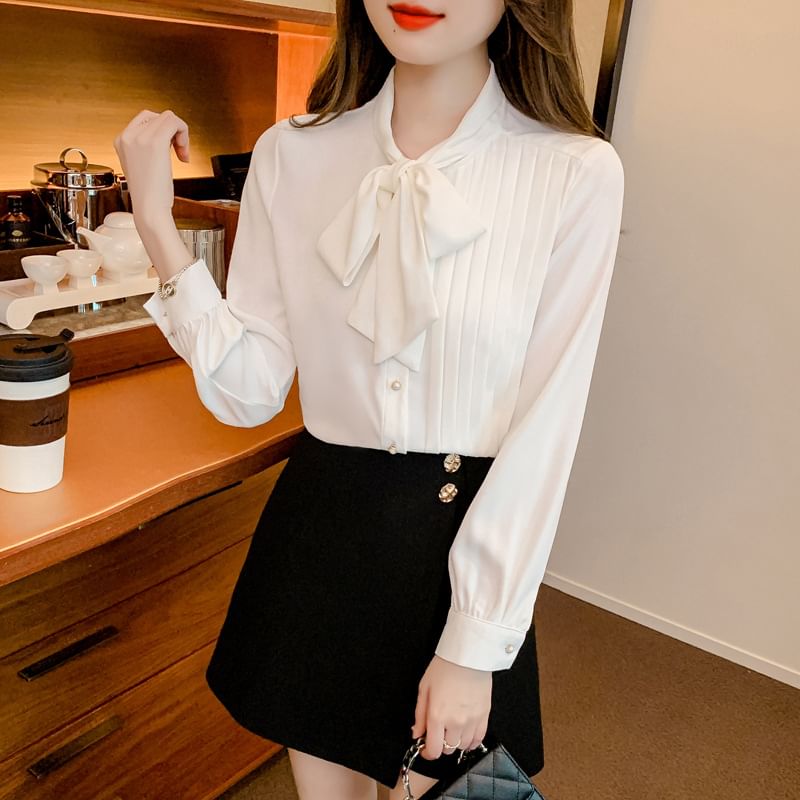 Yolandus - Blouse met lange mouwen, strikhals en asymmetrische plooien