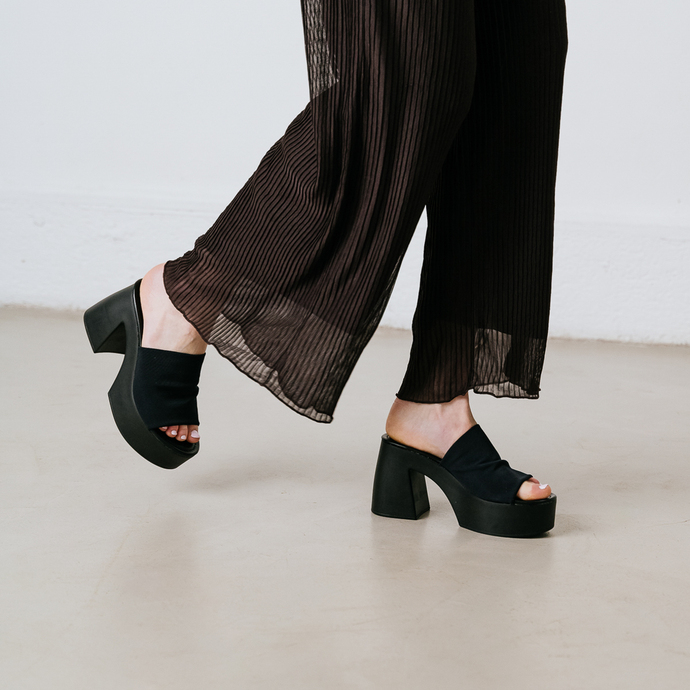 Mules à bouts ouverts et plateformes  en lycra noir