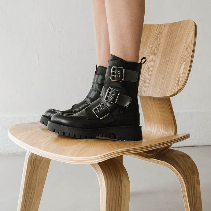 Boots à semelles crantées et sangles  en cuir noir