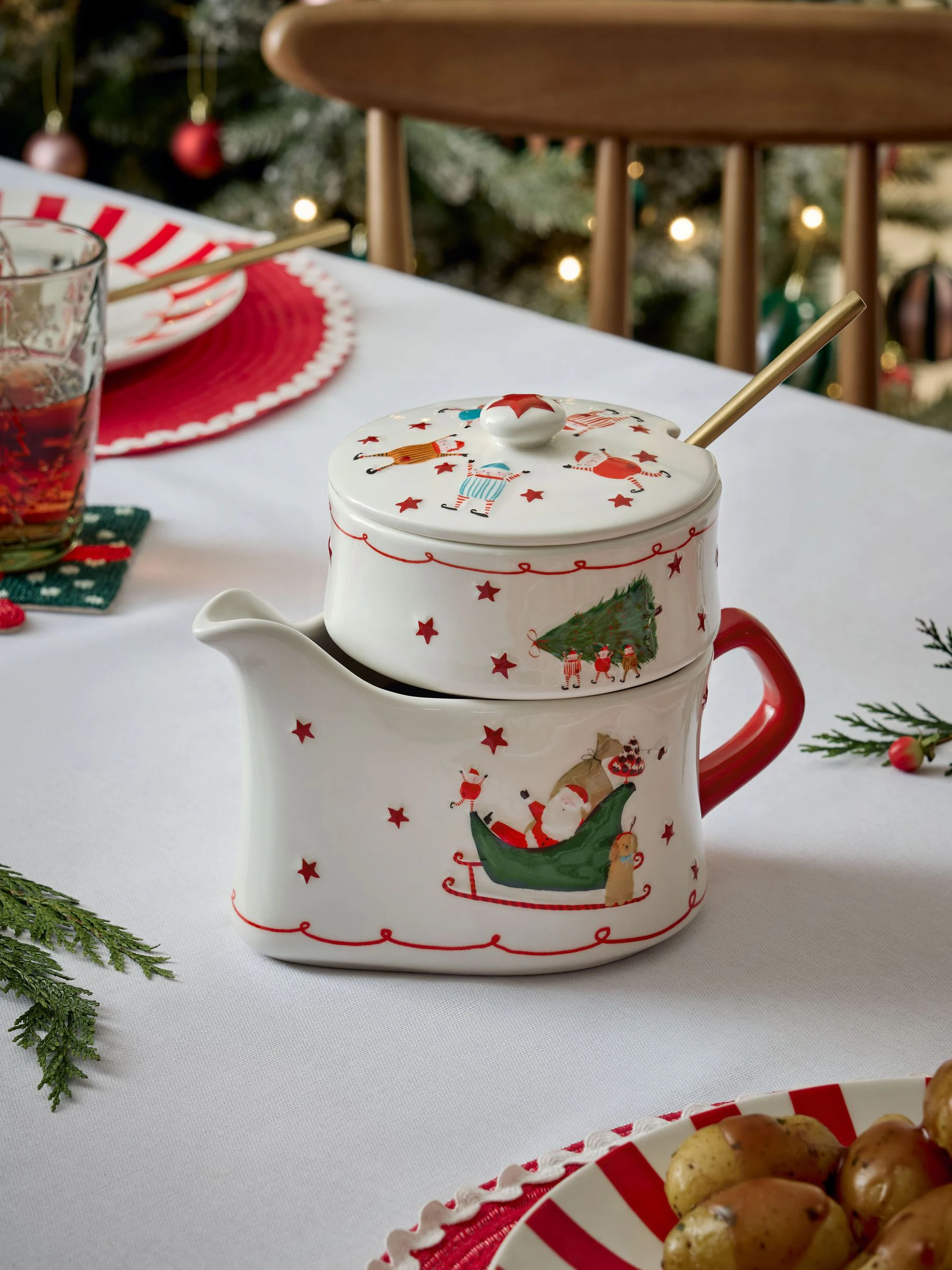 Santa stapelbare juskom en condimentenpot