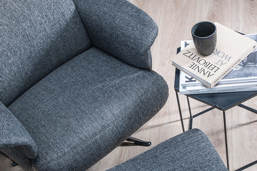 Napoli lenestol Tekstil Coast 2574 graphite og space sokkel i krom.