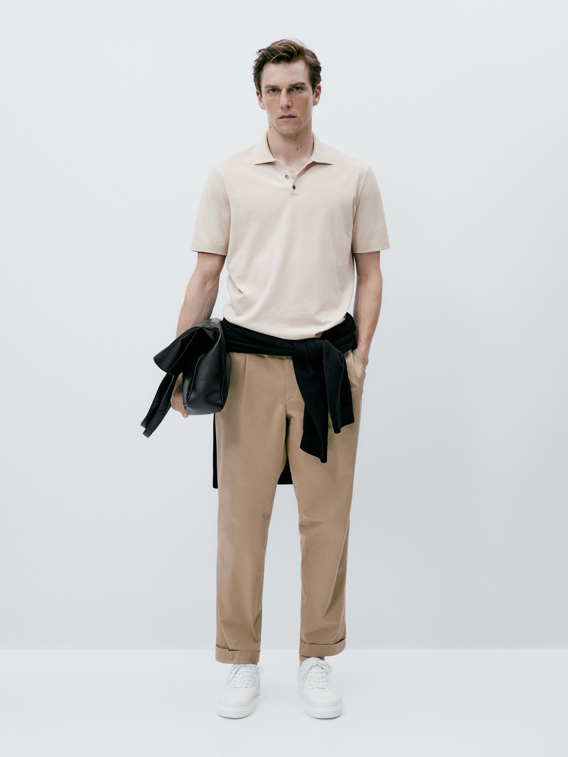 Camisa polo com decote em V e botões - Bege
