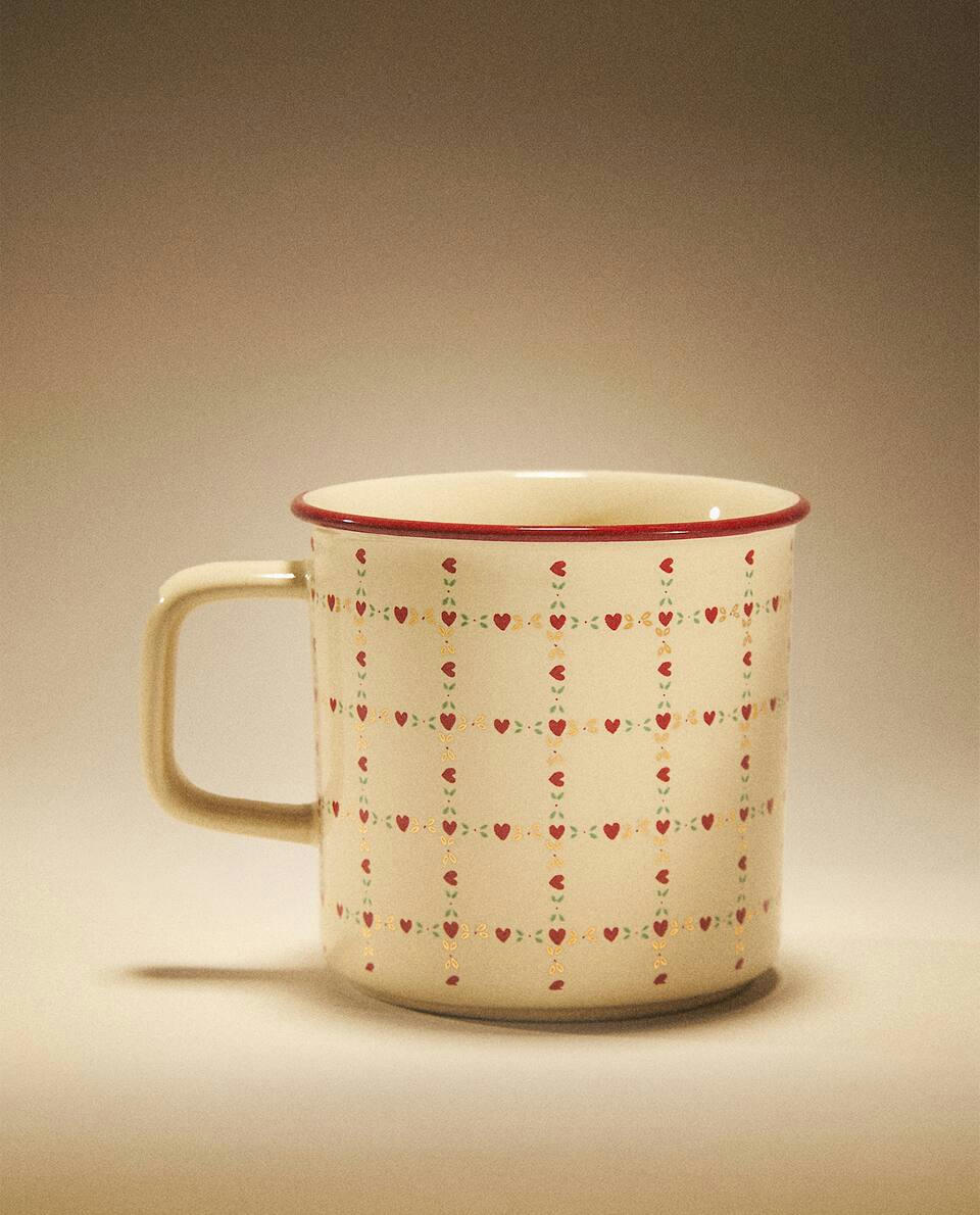 Caneca infantil de cerâmica com corações para o Natal