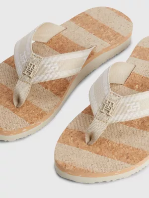 Chinelo com tiras de tecido monogramado
