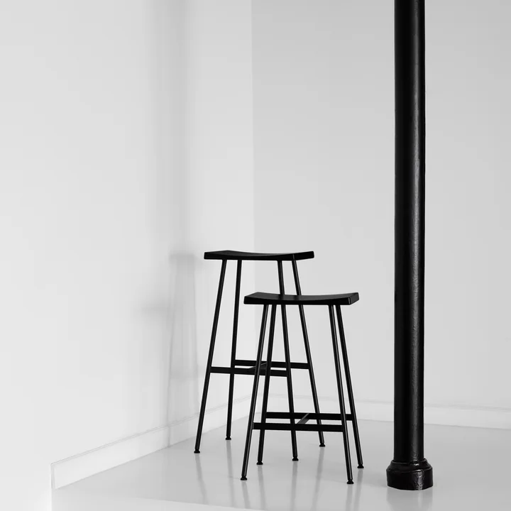 Andersen Furniture - HC2 Barhocker H 65 cm, Eiche weiss pigmentiert / Stahl schwarz
