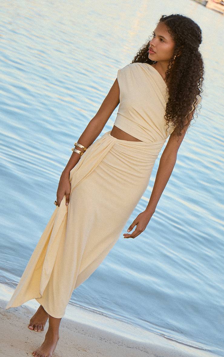 Amande Robe Longue Asymétrique À Découpe Avec Fronces En Tissu Doux Au Toucher