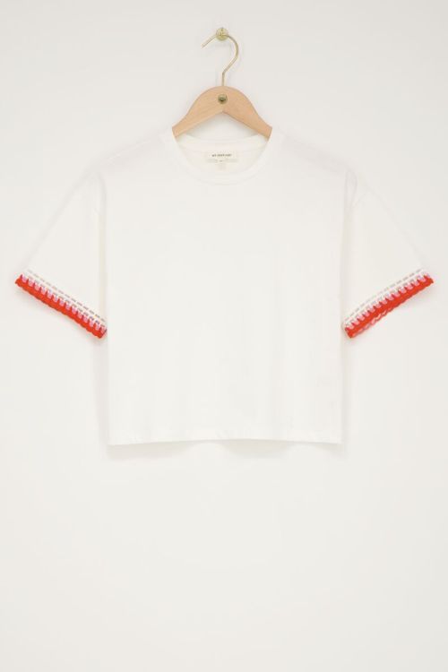 Wit t-shirt met gehaakt detail op mouw