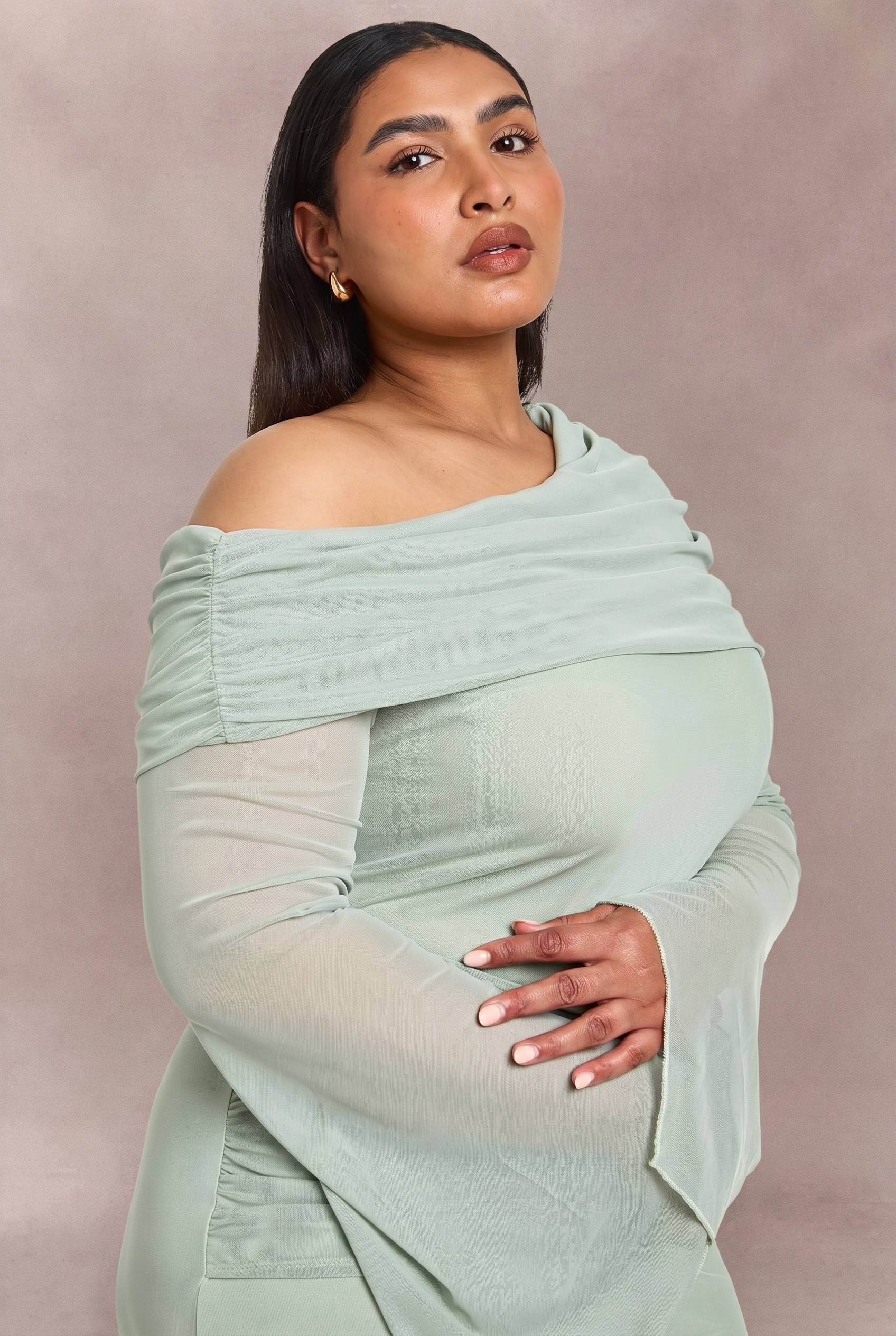 boohoo Robe Maxi Grande Taille En Mesh Bardot Avec Détail Drapé