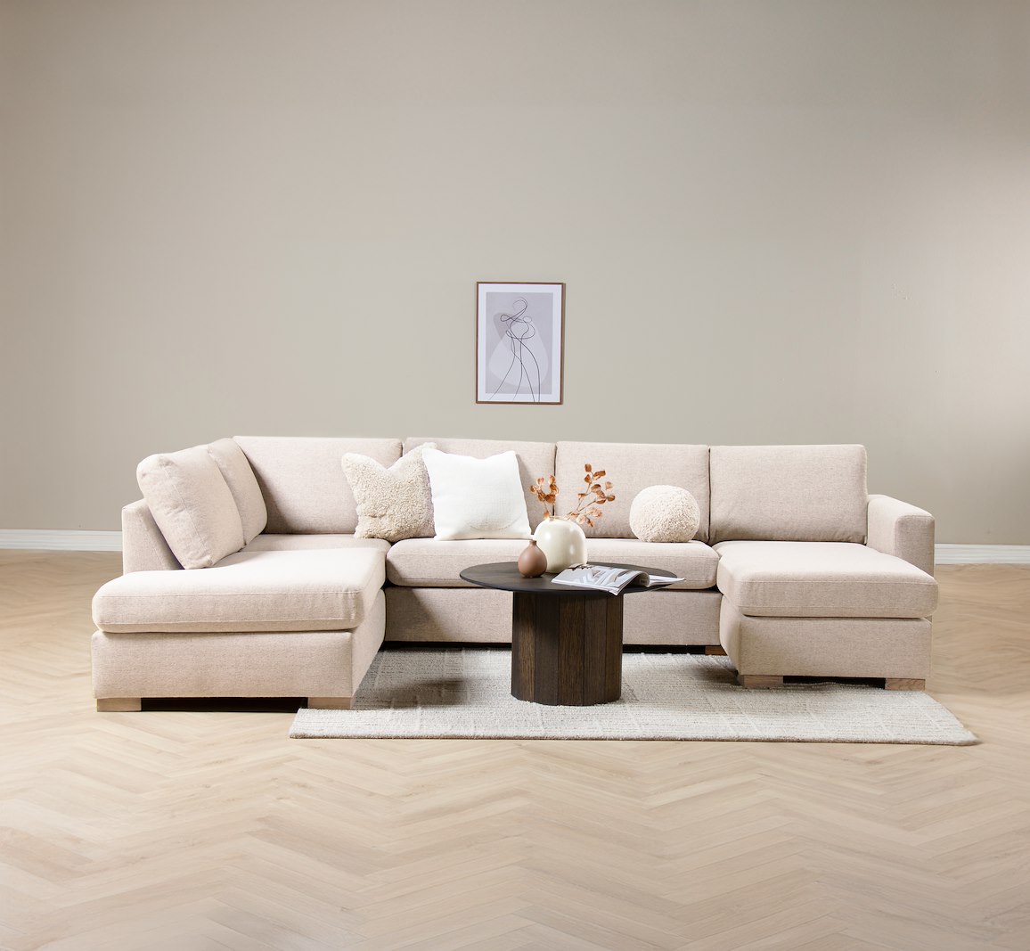 Pixel U-sofa (C1) Åpen ende venstre, hjørne, 2-seter og sjeselong høyre. I tekstil Jenny beige, lav front, smoked treben W33, og arm A15. Komfort 1.