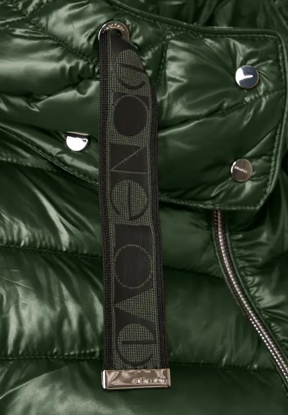 Kurze Steppjacke mit Kapuze - verdant green