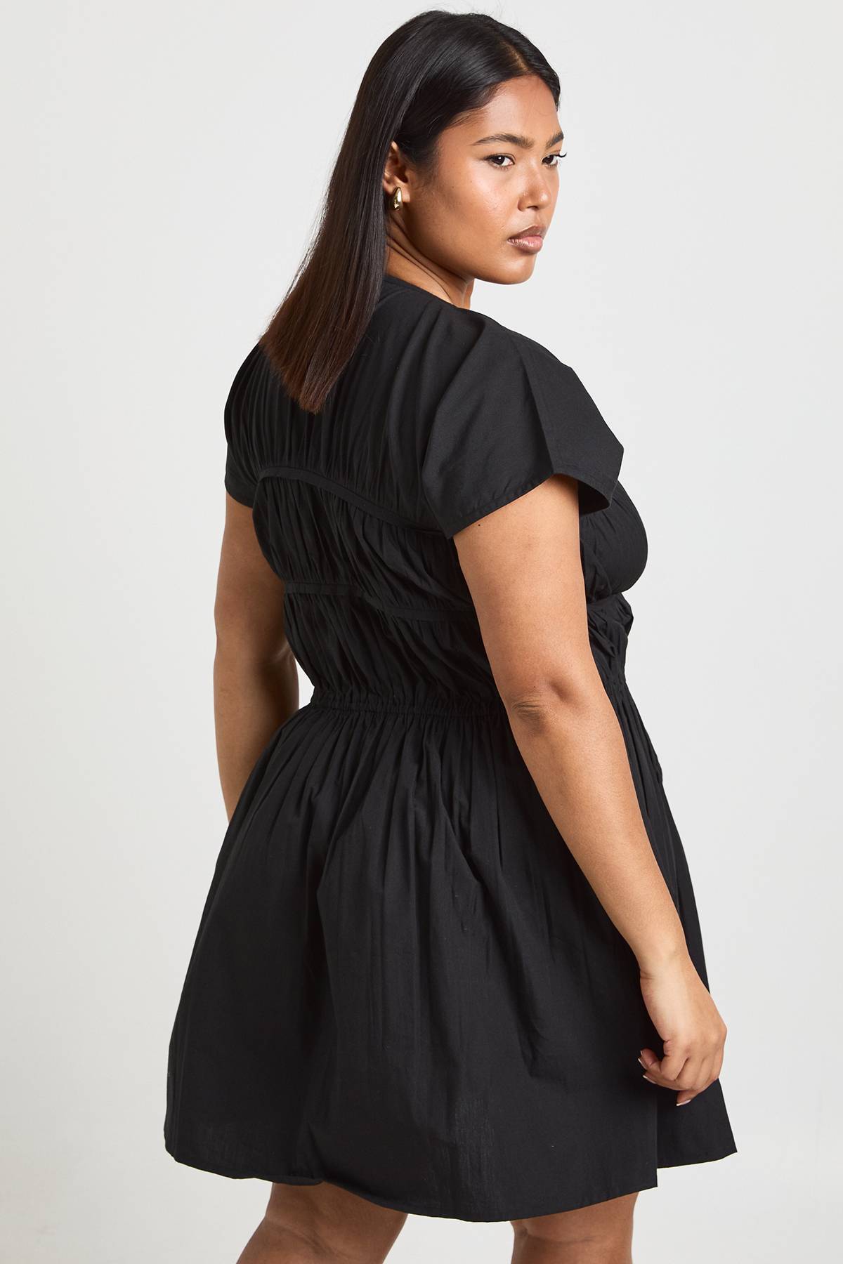 boohoo Robe Mini Froncée En Popeline De Coton Grande Taille
