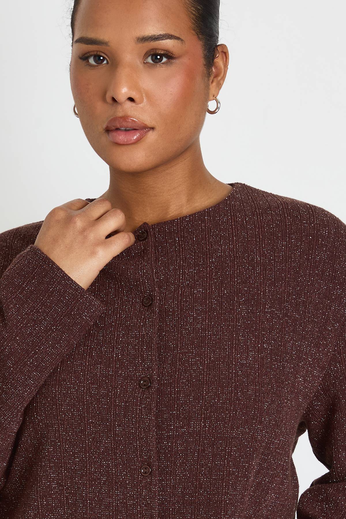 boohoo Haut Boxy Grande Taille à Côtes Pailletées avec Boutons Dorés