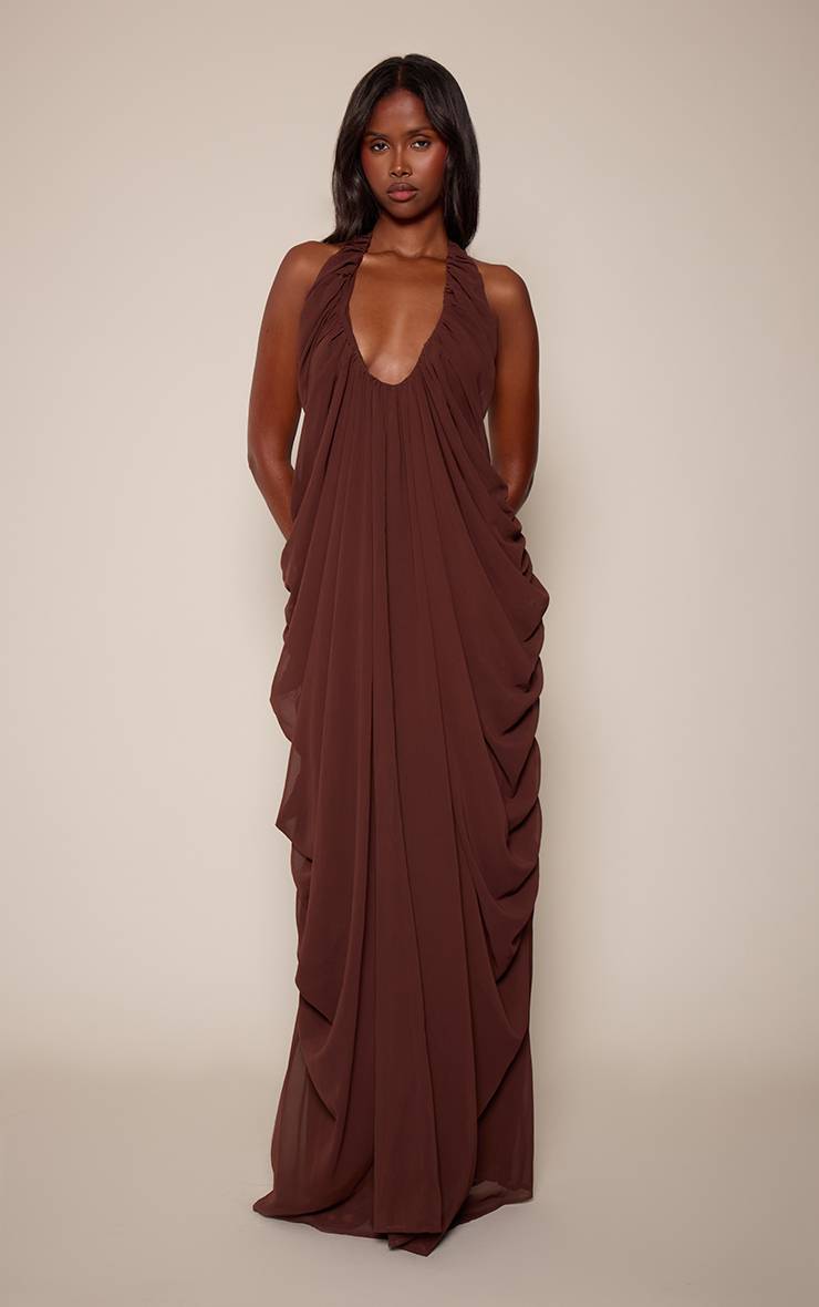 Chocolat Robe Longue En Mousseline À Décolleté Plongeant Avec Détails Drapés Froncés