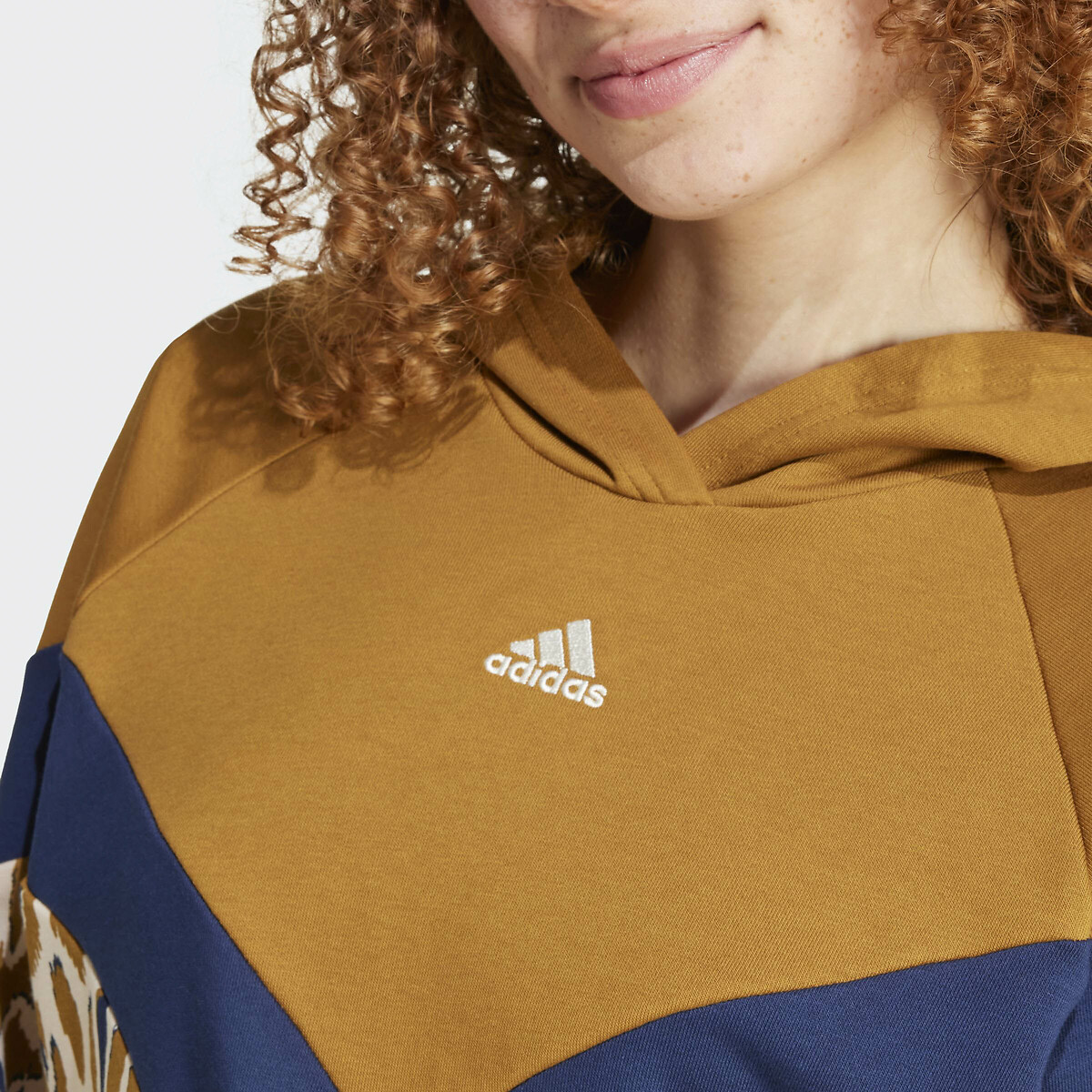 ROUPAS ESPORTIVAS ADIDAS<br>Moletom com capuz ADIDAS x FARM RIO