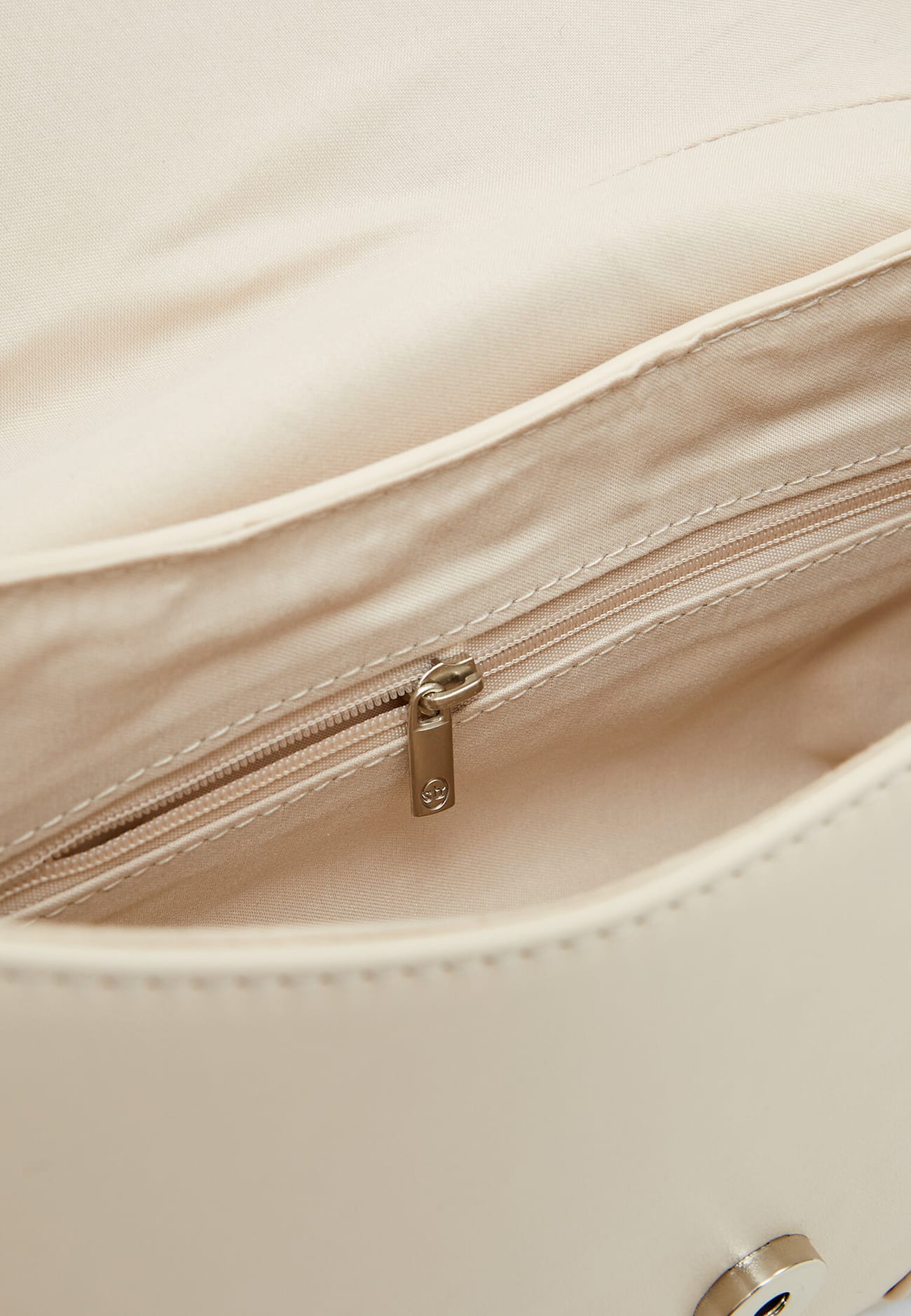 Bolsa transversal com fivela em couro sintético
