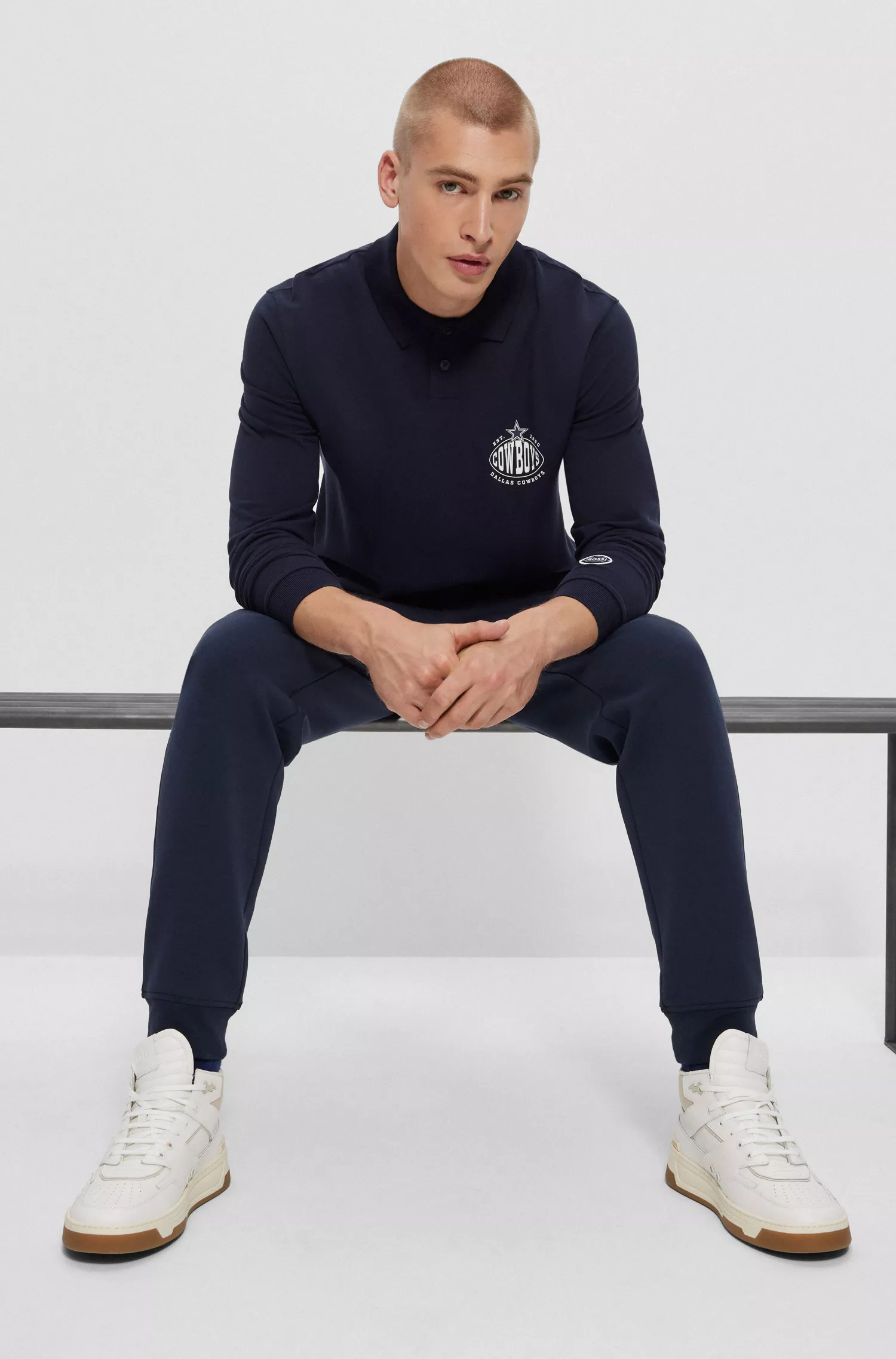 Camisa polo de manga comprida BOSS Orange-BOSS x NFL com estampa da colaboração.