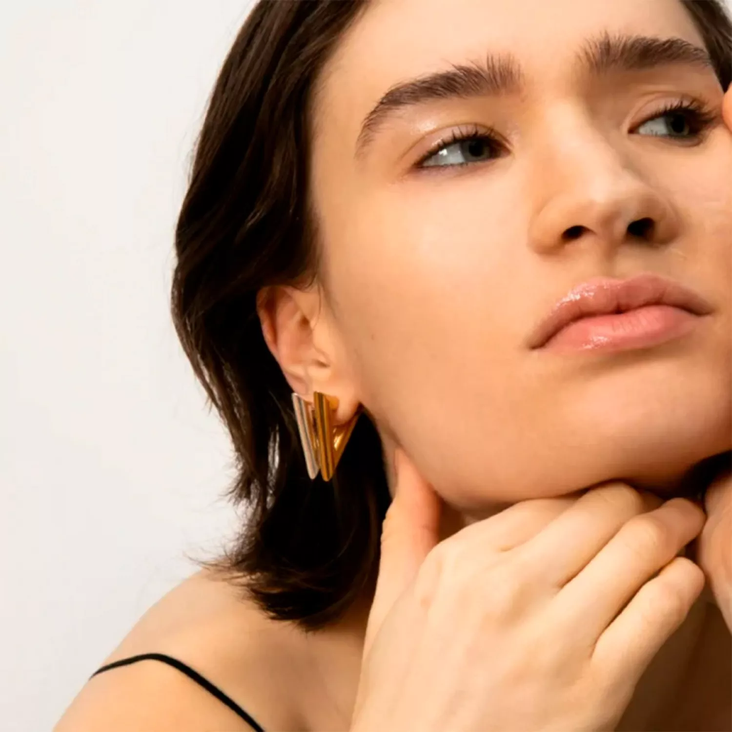 Jane Kønig Chunky Triangle Ørering Single 18 kt. Forgyldt Sølv BCTH-SS22-G