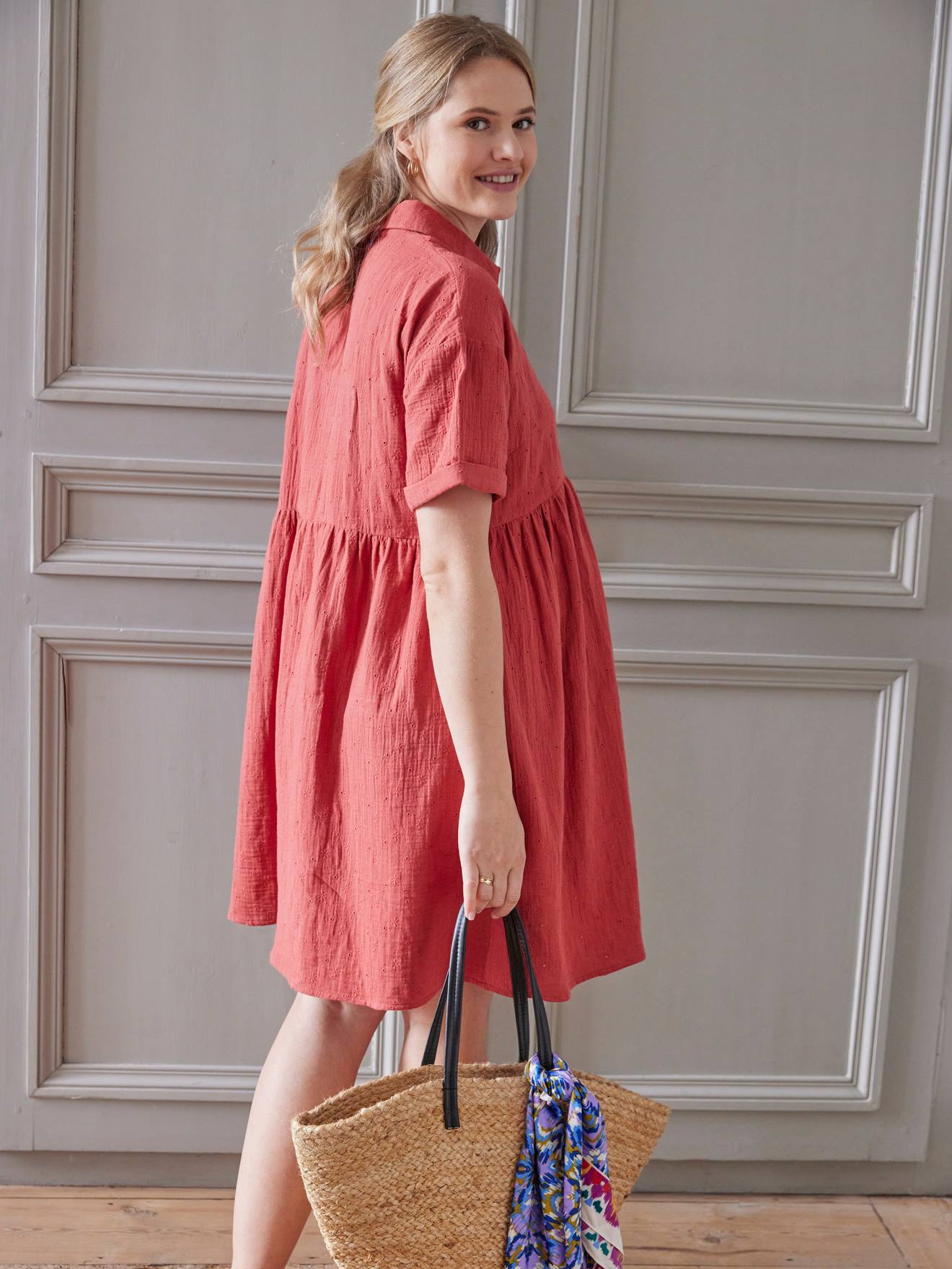 Vestido camisa bordado em chiffon de algodão para gestantes e lactantes (cor terracota)