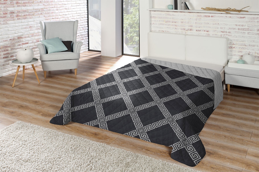 Tagesdecke Mäander 220 x 240 cm schwarz/grau