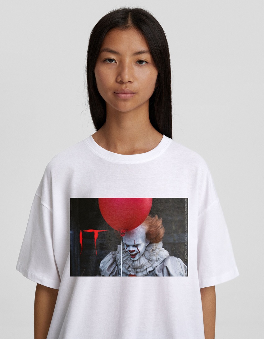 Camiseta de manga curta com estampa IT e modelagem quadrada