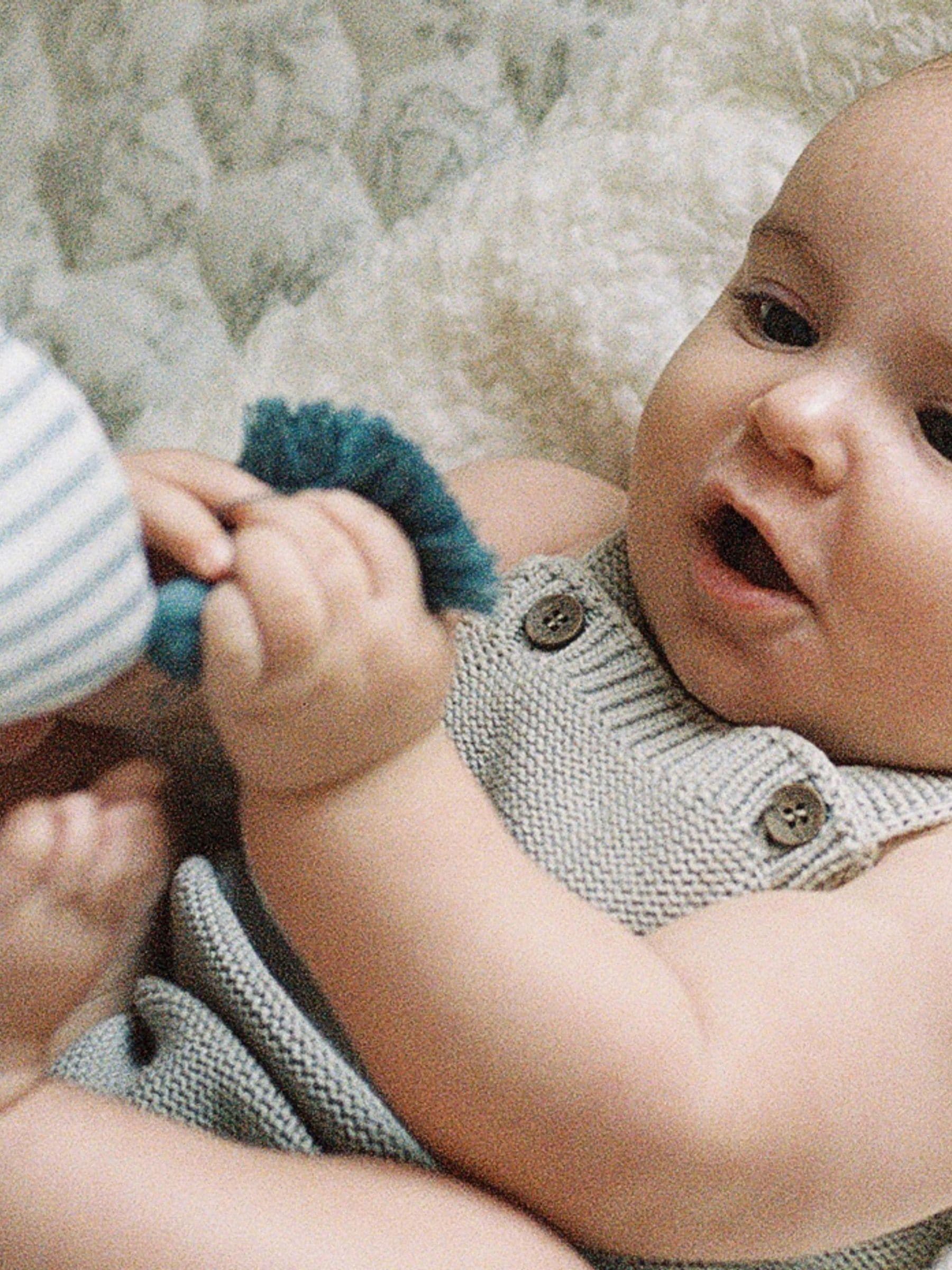Crème - The Little Tailor stijlvol gebreid babyrompertje van 100% katoen