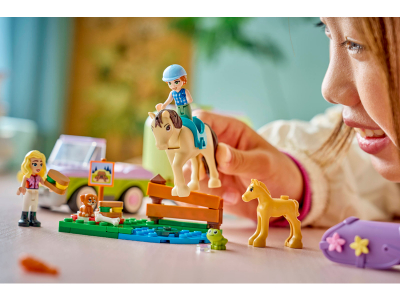 LEGO Trailer met paard en veulen (42695)