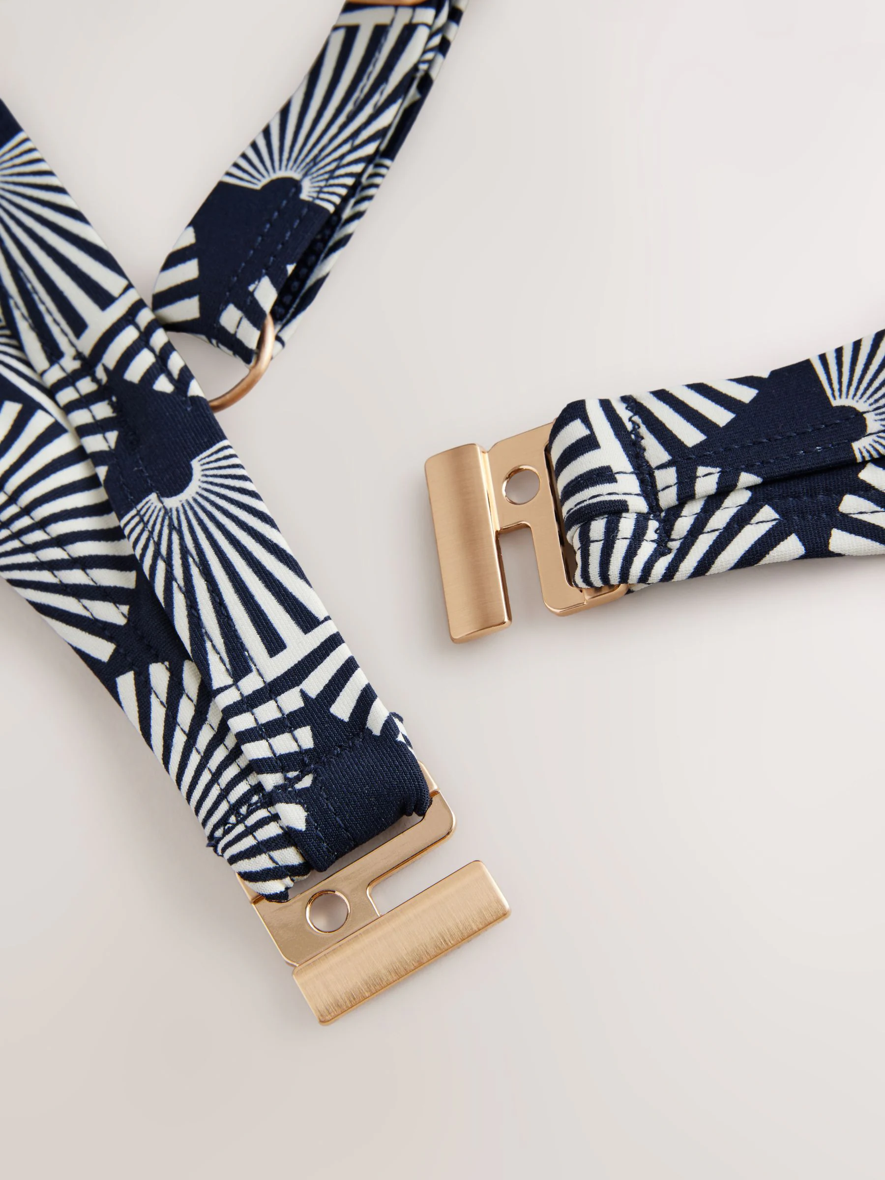 Marineblauw/wit met waaierprint - Buikcorrigerende bikinitop met vulling en beugel