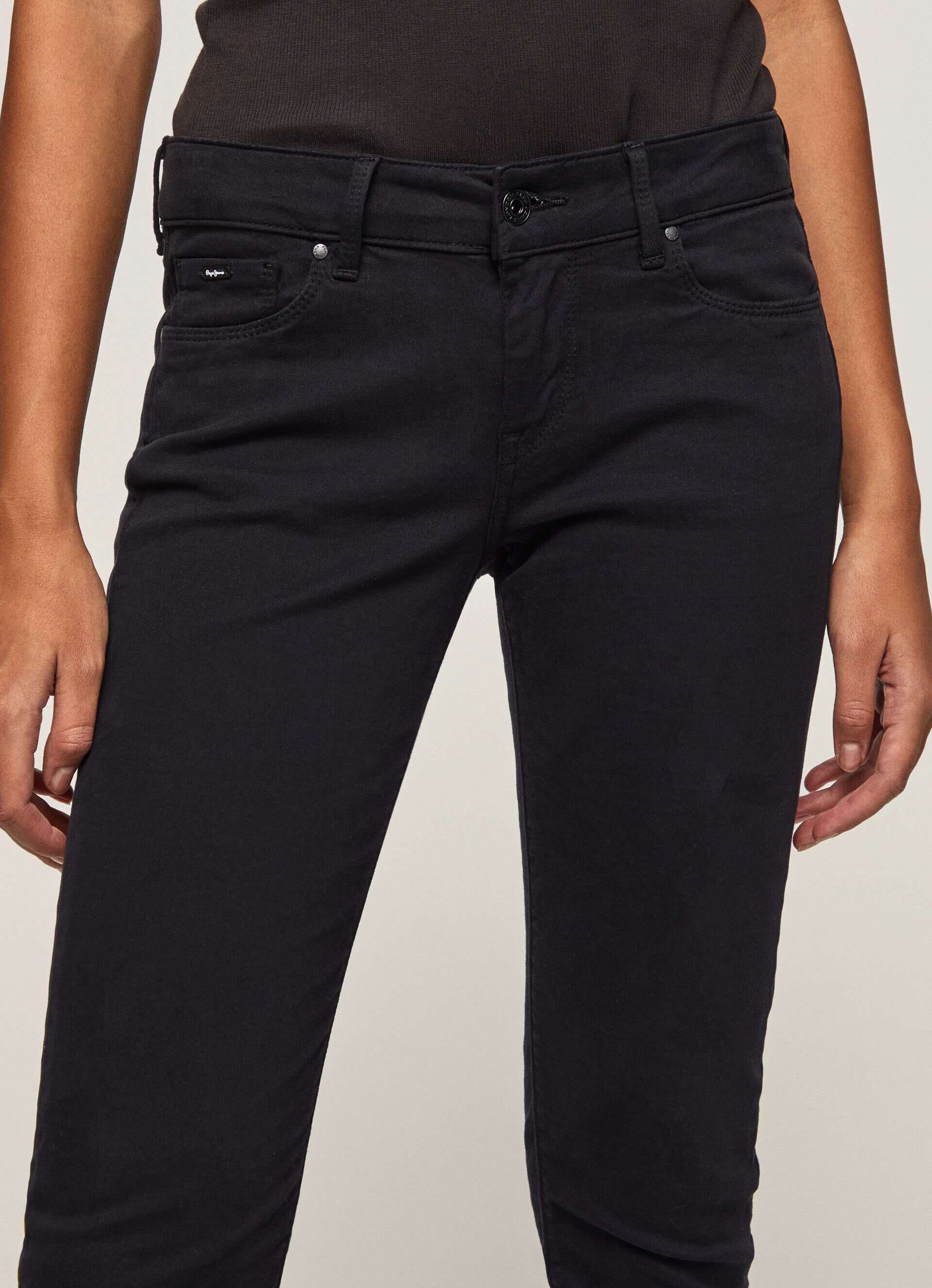 Calça skinny com 5 bolsos - preta