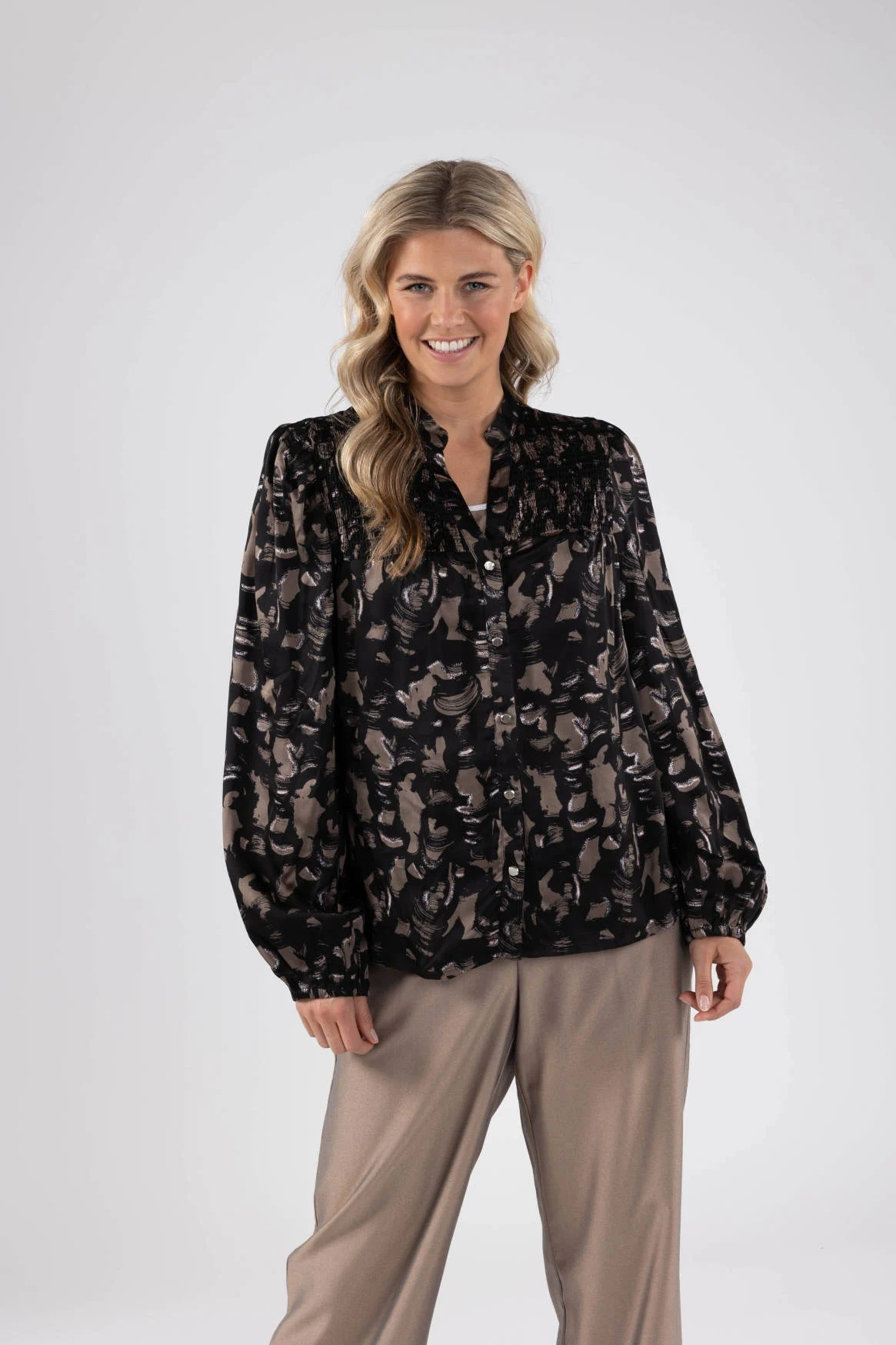 NUKUS blouse Namibia met all over print zwart/ bruin