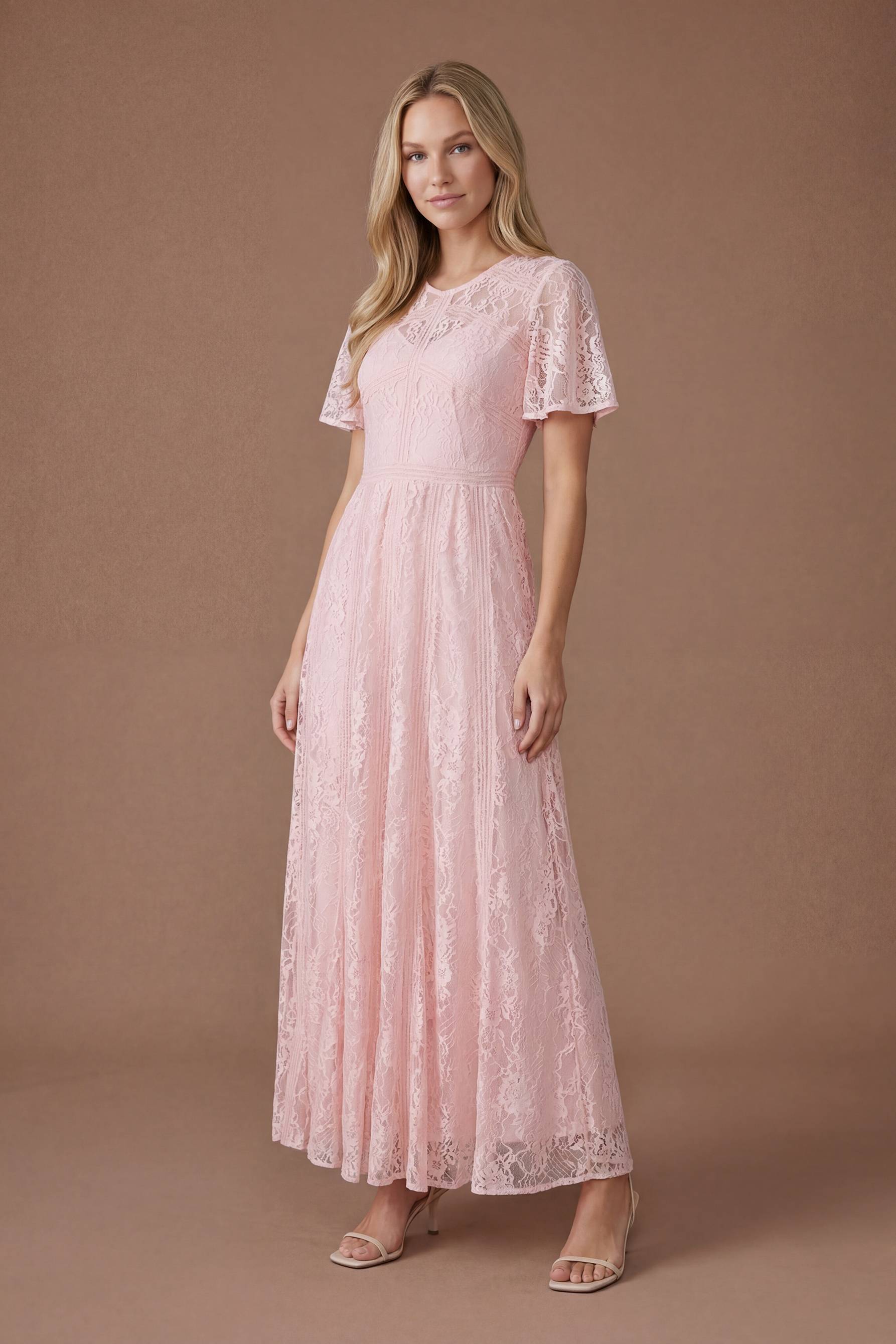 Oasis Robe de Demoiselle d'Honneur en Dentelle à Manches Évasées
