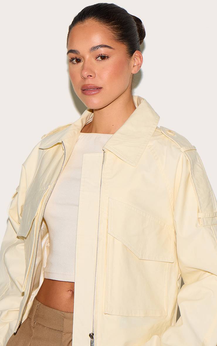 Pale Yellow Veste Courte Zippée Jaune Beurre Avec Détails Trench