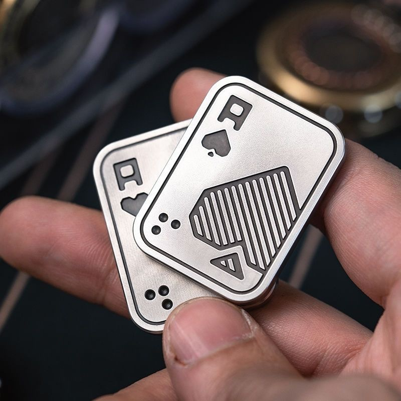 (45x32mm) Magnetischer Anti Stress Fidget Spinner Pokerkarte Spiel Hand Spielzeug Jasskarte - Ass / Silber