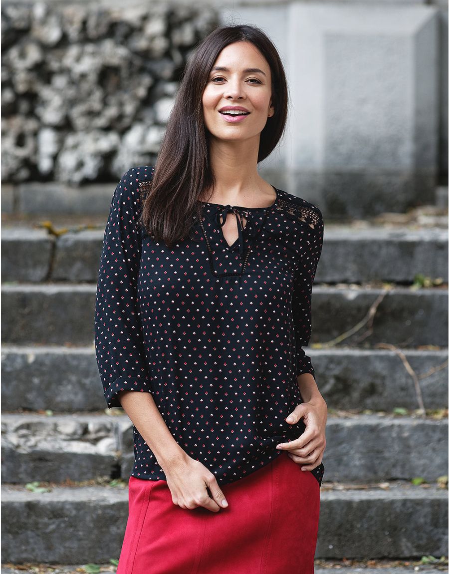 Blouse noire et bordeaux