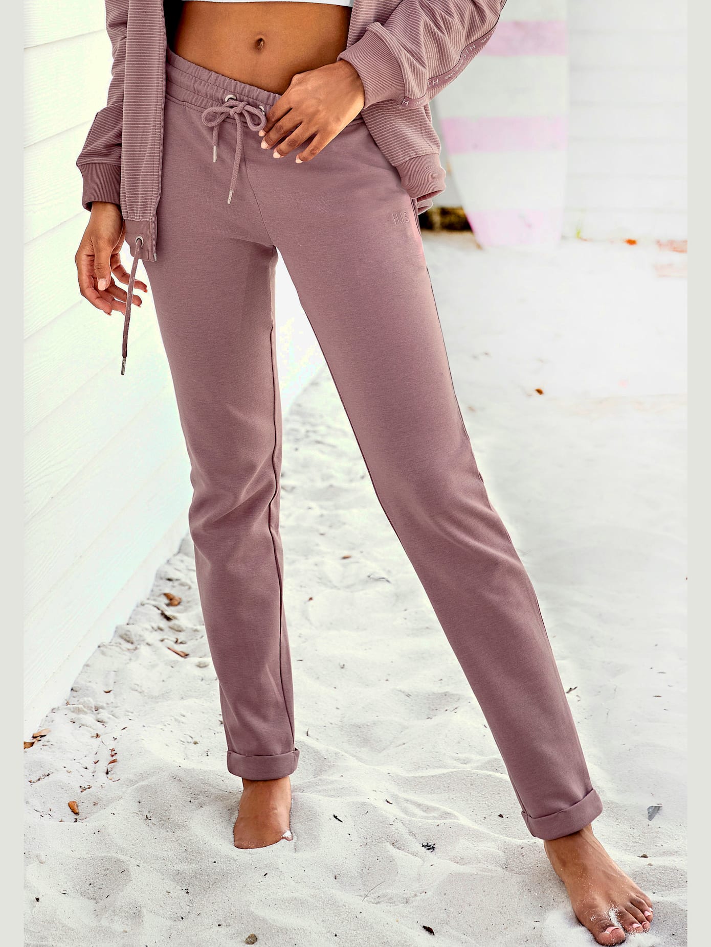 Pantalon basique avec petit logo brodé