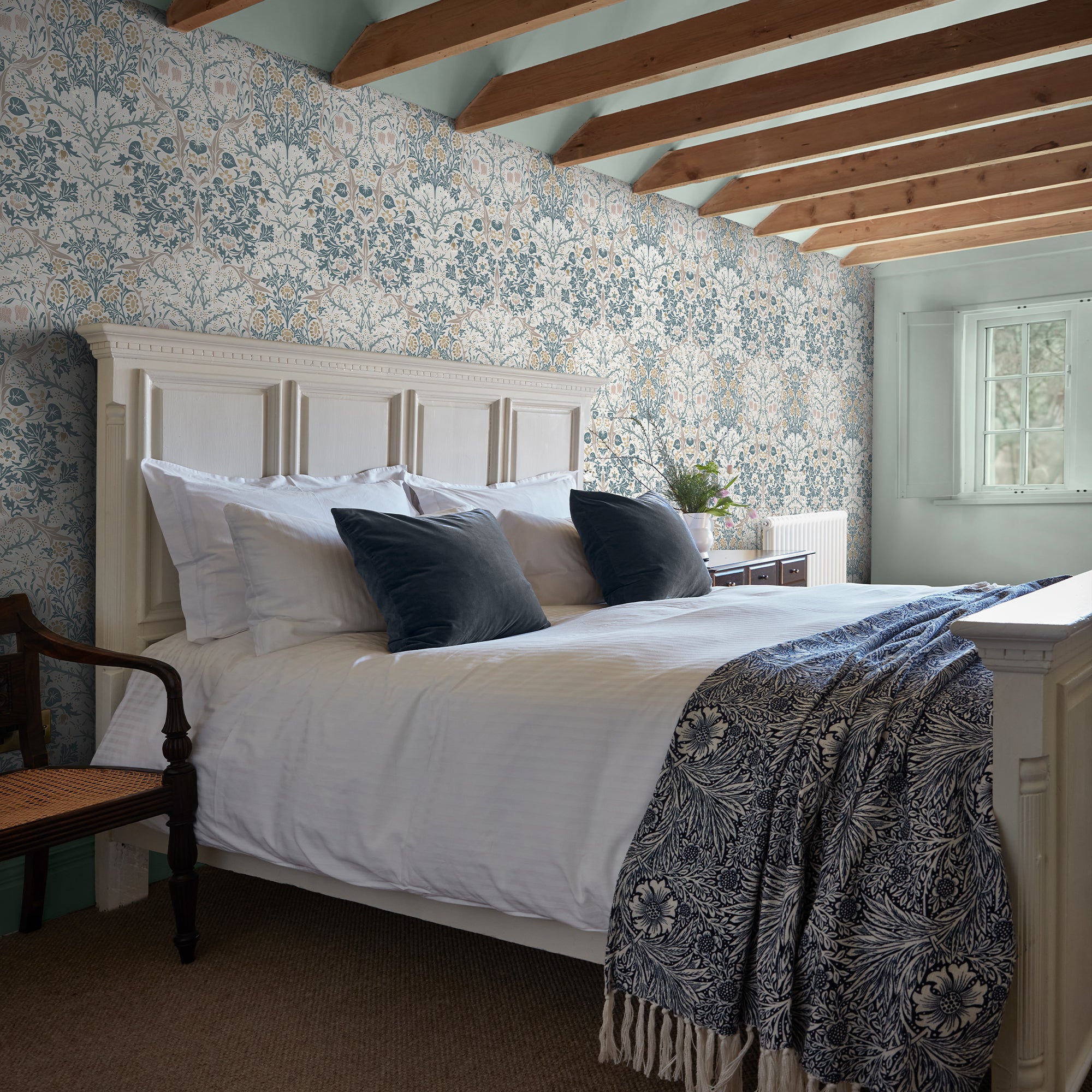 William Morris at Home Vliesbehang - Blackthorn Daydream - 1000x52