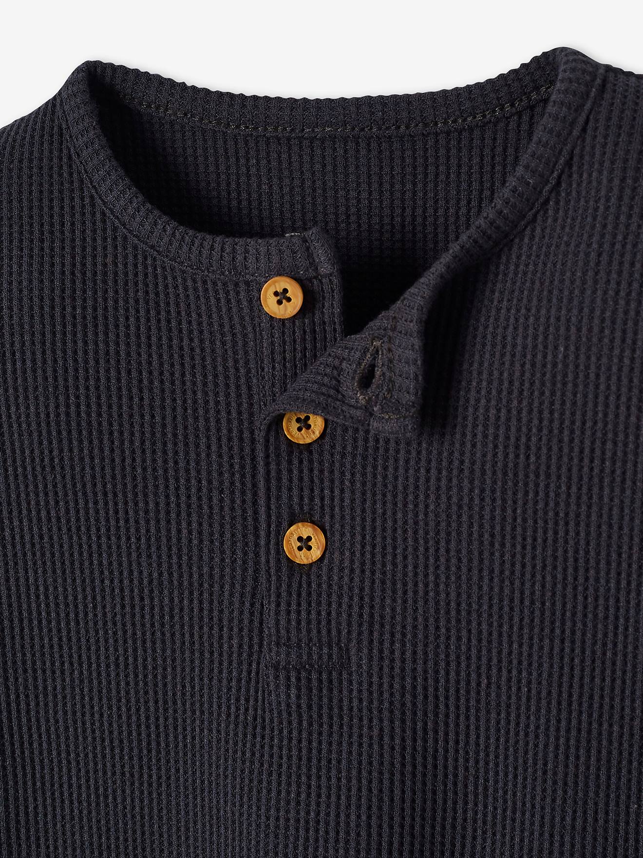 Conjunto para bebê composto por camiseta e calça de fleece cinza escuro liso.