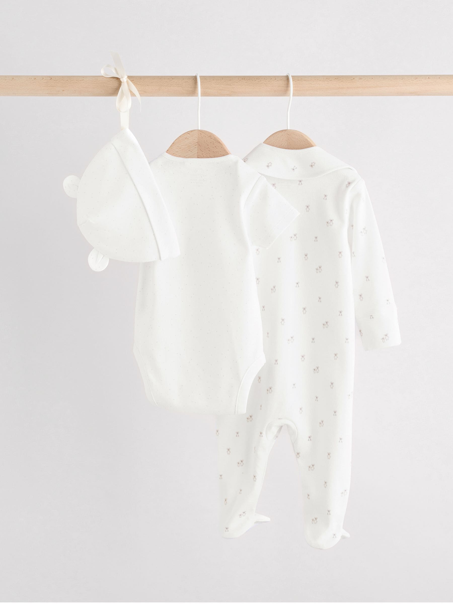 Wit - Baby Pyjama, Bodysuit, muts en slabbetje 4 -delige set (0-9maanden)