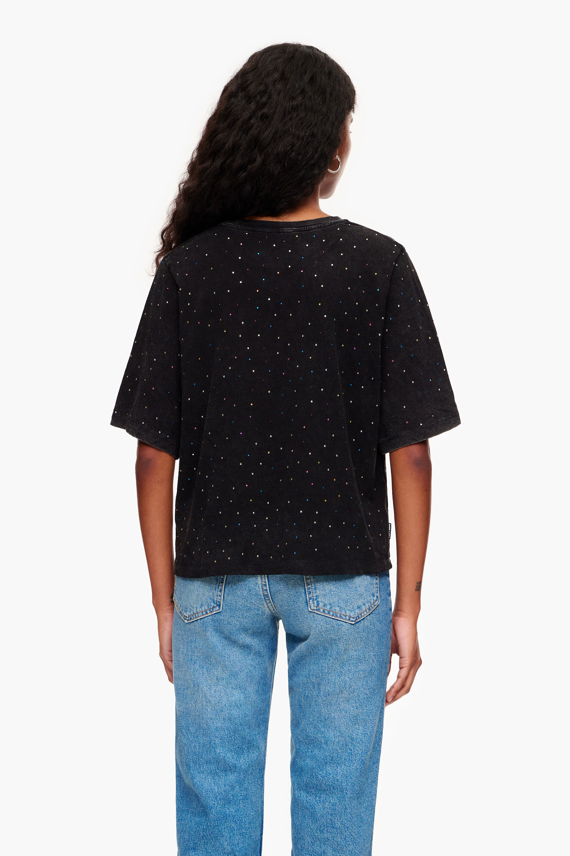 Camiseta preta com pedras multicoloridas